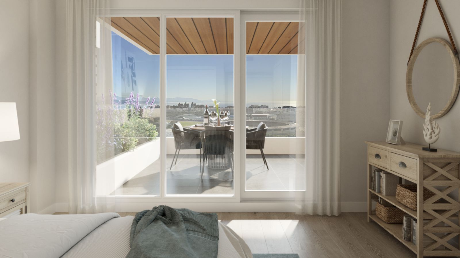 Sovrumsinredning med balkong och utsikt över staden.